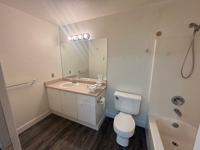 Building Photo - 2 Bedroom, 2 Bath i920sq ft with Private P...