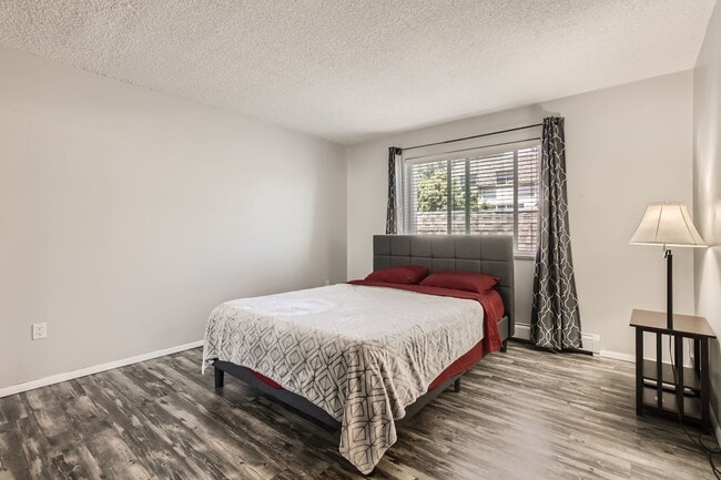 Building Photo - Spacious 1 Bed 1 Bath in the heart of Holly Hills. LEASING SPECIAL SEE INFO BELOW