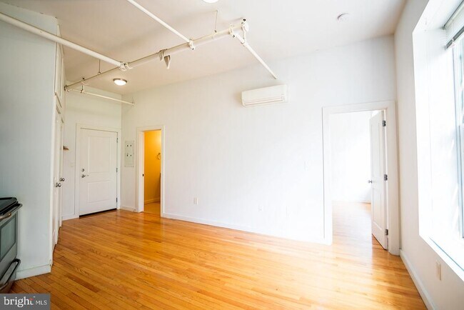 Building Photo - 4 Leverington Ave