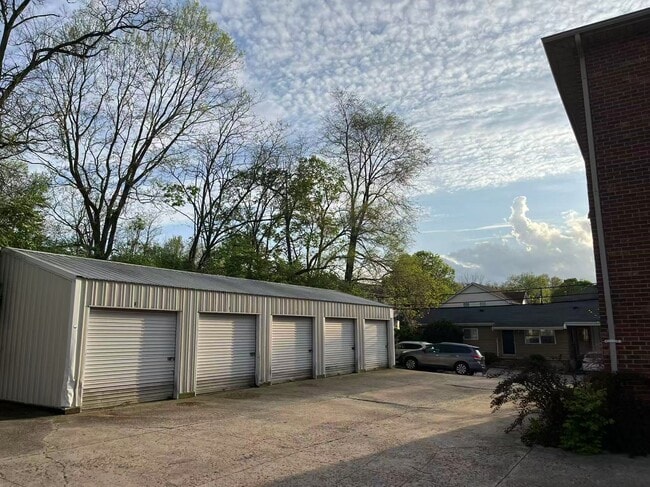 Building Photo - 109 W Sycamore St