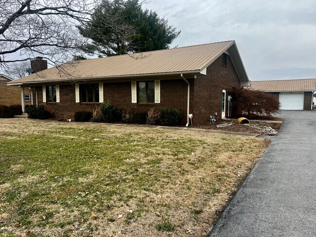 Building Photo - Spacious 3-Bedroom Ranch for Rent in Franklin, KY!