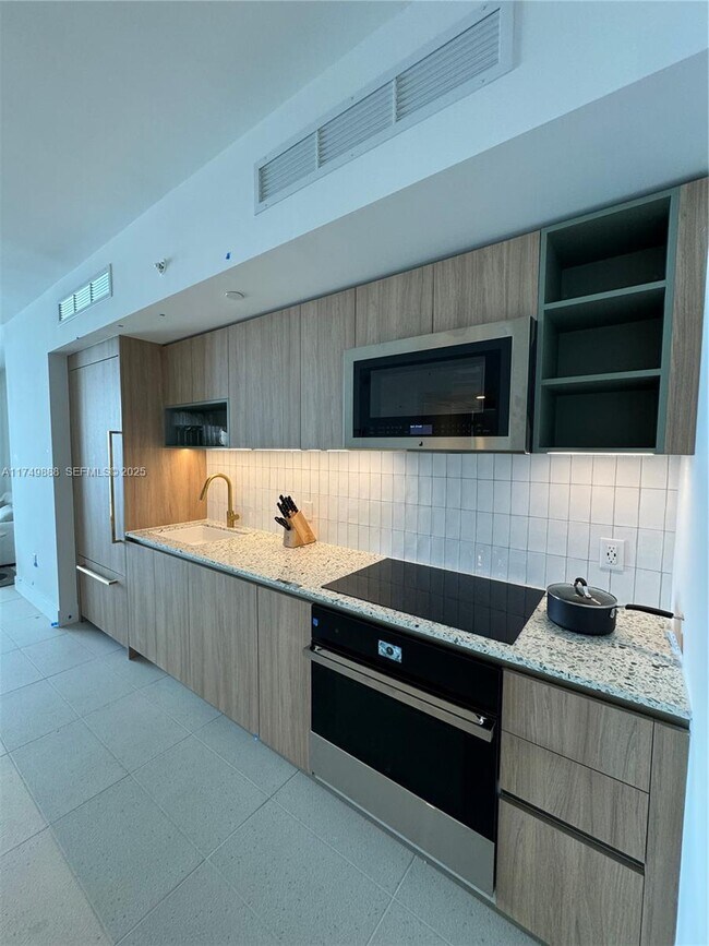 Building Photo - 601 NE 1st Ave