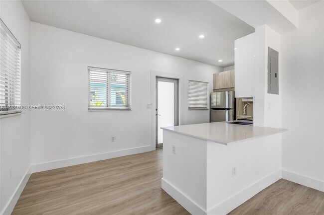 Building Photo - 415 SE 3rd Ave