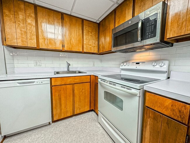 Building Photo - Charming 1 Bed 1 Bath Condo In Amenity-filled Fairlington Villages - Water Included