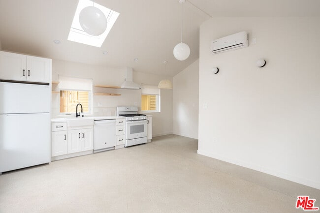 Building Photo - 4949 Sycamore Terrace