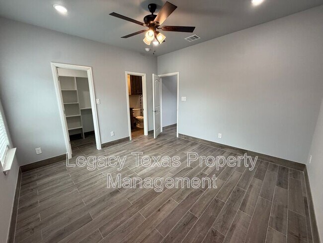 Building Photo - 910 Fuller Ave