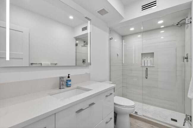 Building Photo - 1000 Lowry St