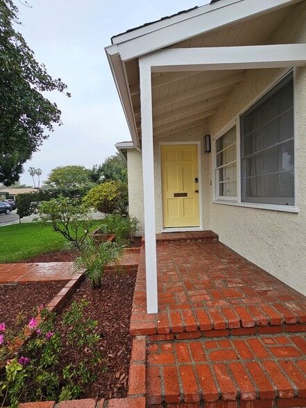 Building Photo - 3942 Redwood Ave