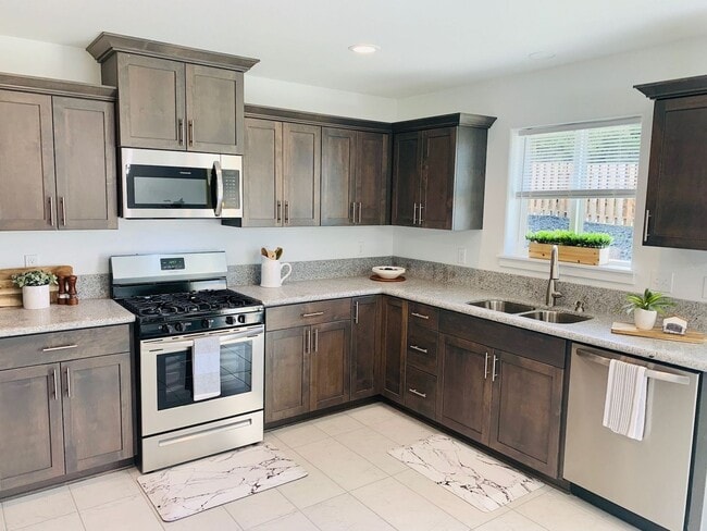 Building Photo - Newer 3 bedroom 2 bath house in Sutherlin