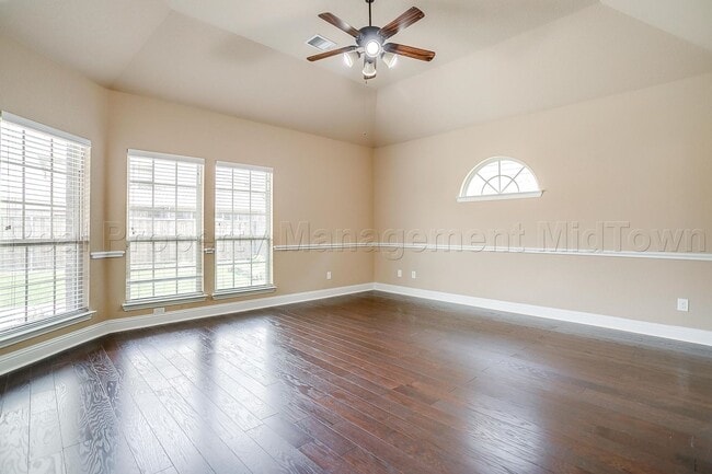 Building Photo - 2911 Pino-