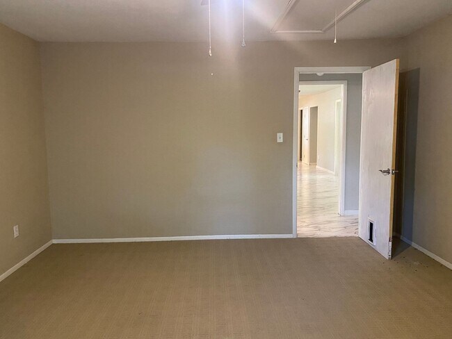 Building Photo - 4 BEDROOM WITH POOL