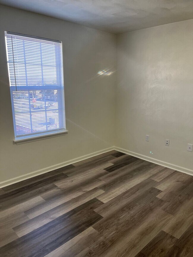 Building Photo - 4 Bedroom 2 Bathroom 1st Floor