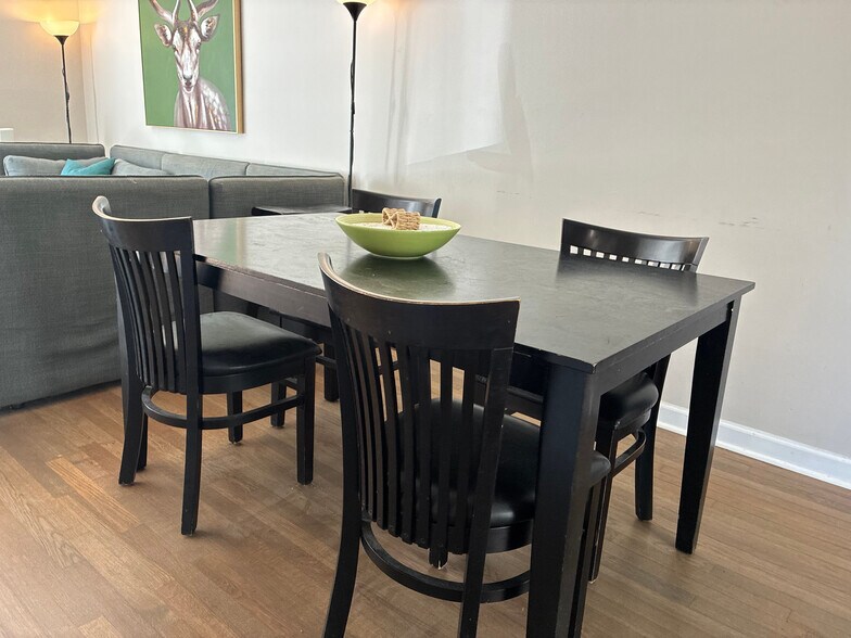 Building Photo - Room in House on Trafalgar Way