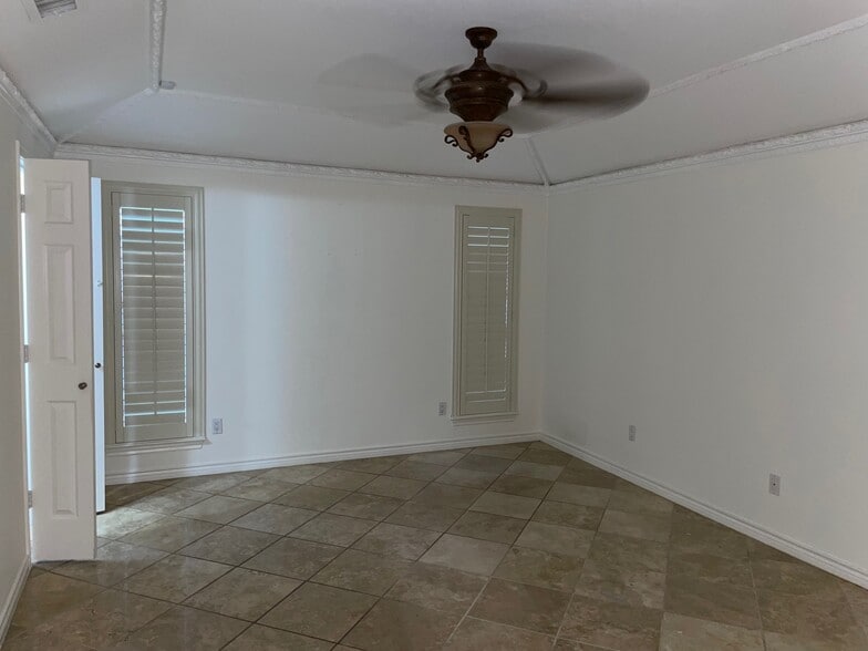 Building Photo - 737 Robin Ln