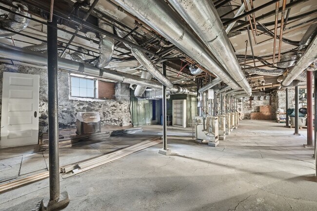 Building Photo - 33 Adams St