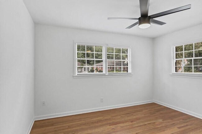 Building Photo - 2575 Sharondale Dr NE
