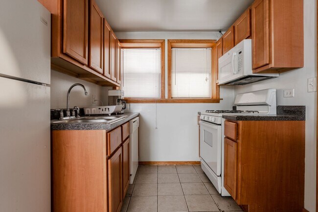 Building Photo - Lincoln Square / Ravenswood - 2 Bed / 1 Ba...