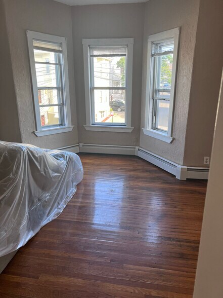 Building Photo - 32 Shute St