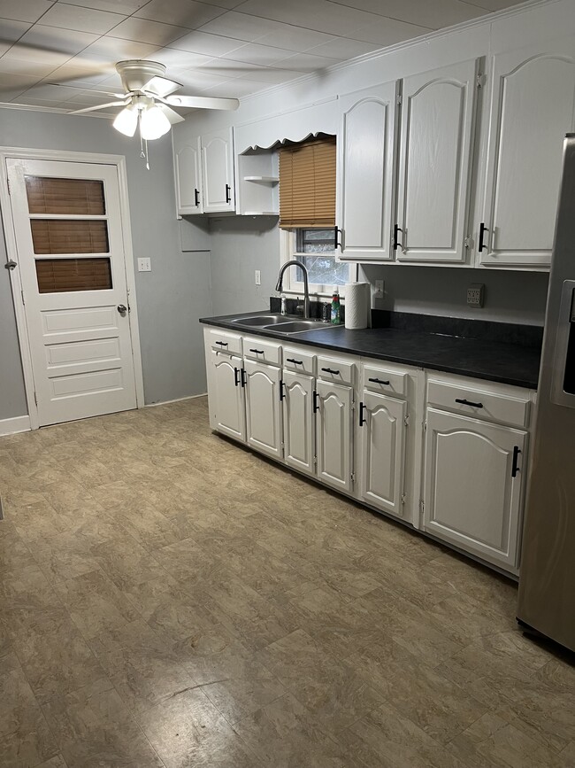 Building Photo - 824 Shirley Dr