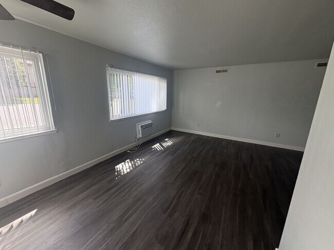 Building Photo - MOVE IN SPECIAL! $100 OFF FIRST 2 MONTHS OF RENT!!! 2 BEDROOM 1 BATH