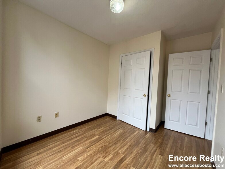 Building Photo - 11 Edinboro St