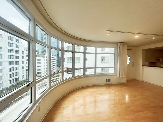 Building Photo - Excellent South Beach Location-1 Bed/1 Bath in Amenity Building with W/D & Garage Parking!