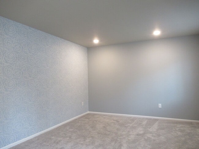 Building Photo - Large 5 bedroom, 2.75 bath home in Covington