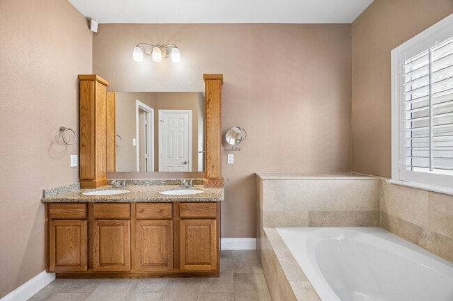 Building Photo - 9865 Tanglebrush Dr