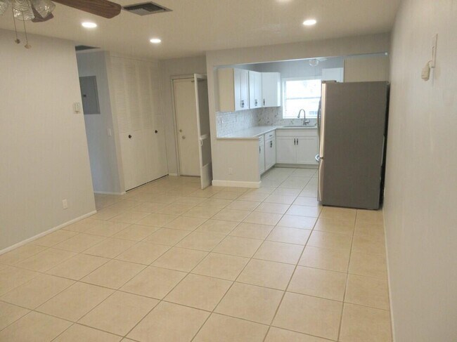 Building Photo - 2572 Emory Dr W