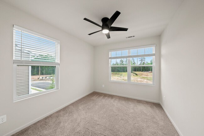 Building Photo - 2058 Gln Xing Dr