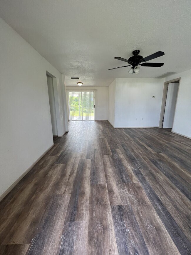 Building Photo - ** Single Family Home - Port Charlotte - 2 Bed / 2 Bath Plus Den/Bonus Room - Annual Rental - $1,...