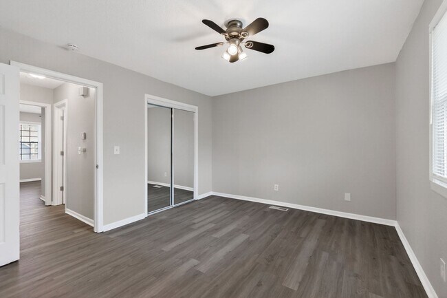 Building Photo - Gorgeous 3/2 townhome in Blue Springs!