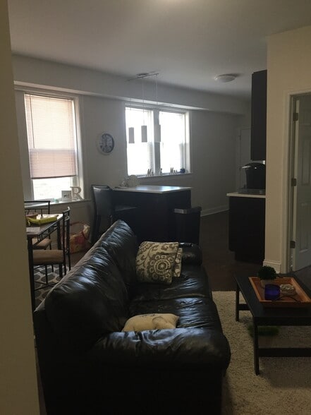 Building Photo - 1307 North Artesian Avenue, Unit 2