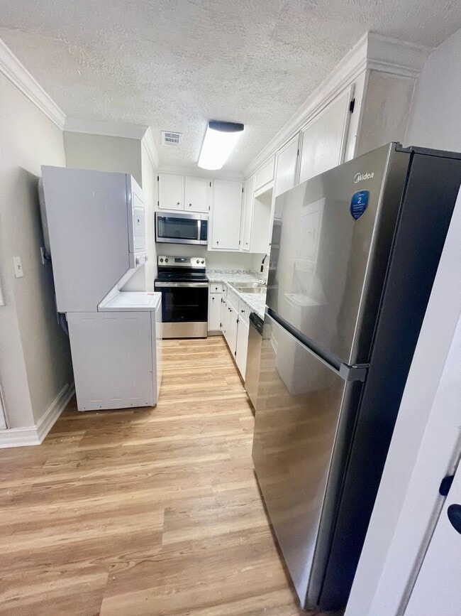 Building Photo - 1 Bedroom/1 Bath Duplex Unit Available for Rent in Brandon!