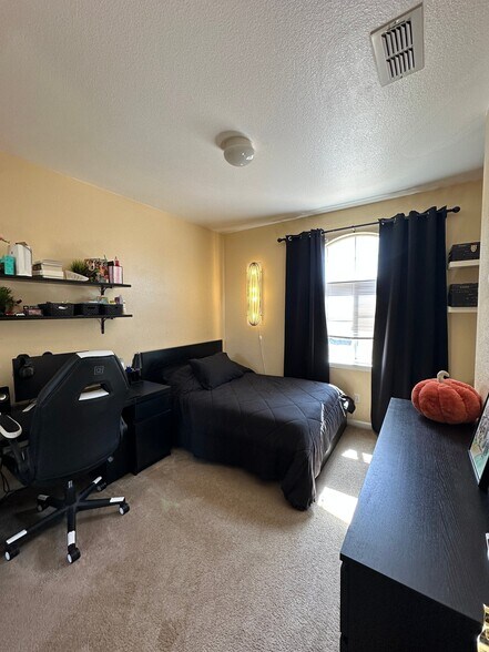 Building Photo - 2613 Covelite Way