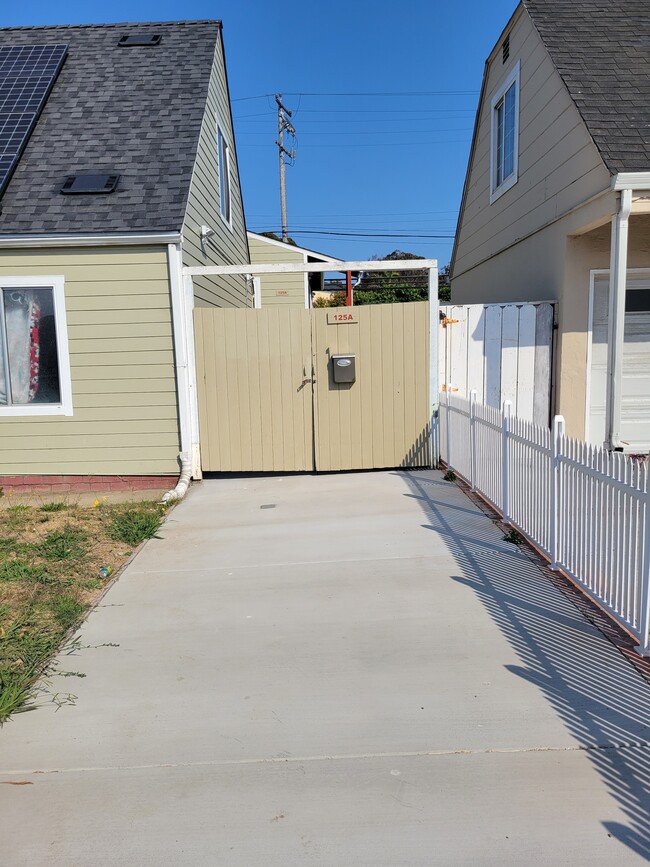Building Photo - 125 Francisco Dr
