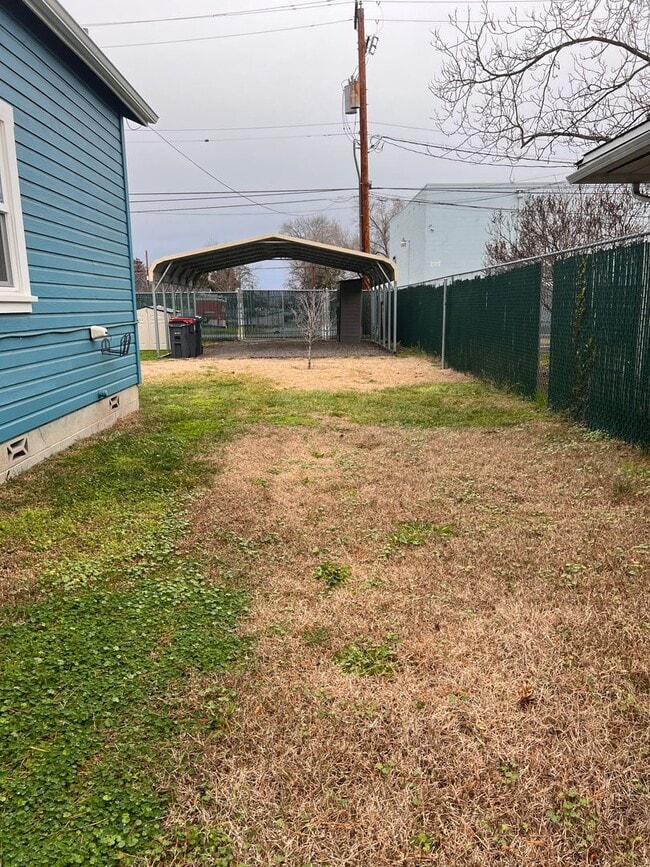 Building Photo - Single Family 2 Bedroom 1 Bath Home on Large Fenced Lot