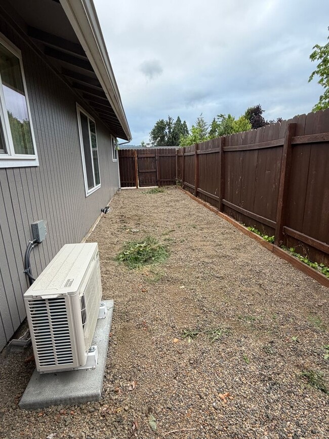 Building Photo - 2 Bedroom Duplex in Thurston/East Springfield Neighborhood
