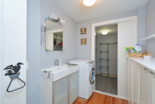 Building Photo - Charming, Furnished 1 Bed + Loft - Great L...