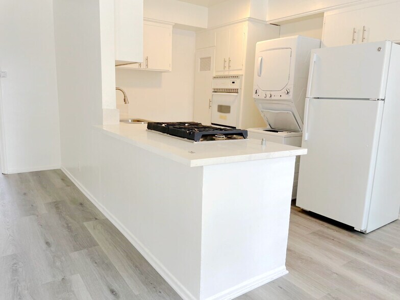 Building Photo - 2901 Kenwood Ave