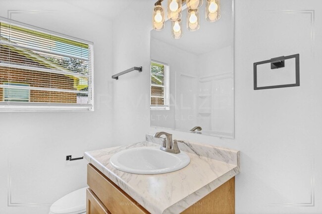 Building Photo - Fully Renovated 4 Bed / 2 Bath in Bay Mine...