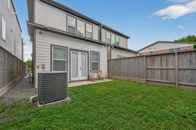 Building Photo - 2617 Live Oak St
