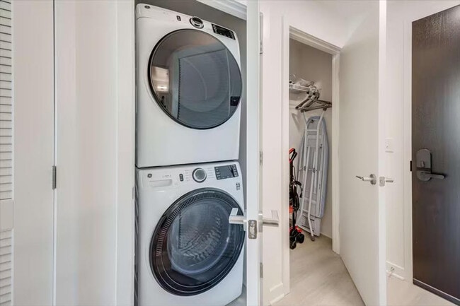 Building Photo - 1051 First St NE