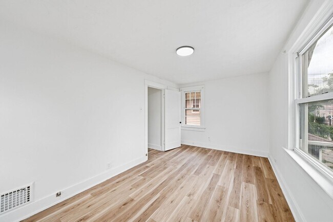 Building Photo - 1211 Emily St
