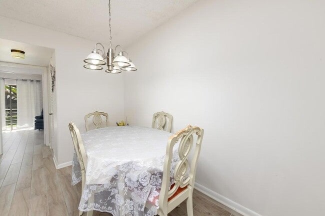 Building Photo - 99 Sussex E