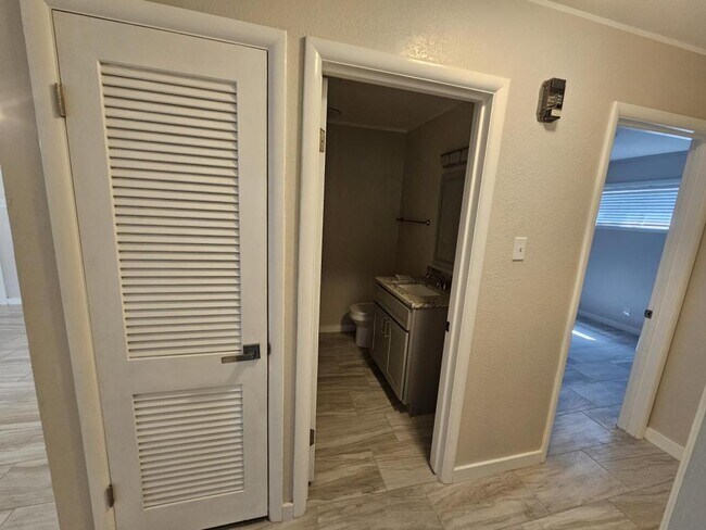 Building Photo - 2502 E Poplar Ave