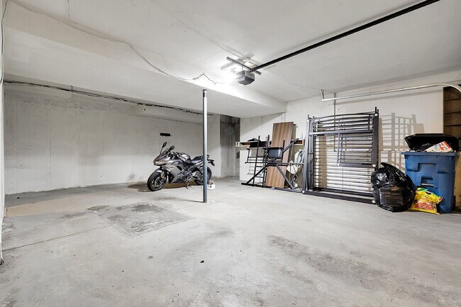 Building Photo - $2,600 - 3 Bed, 1.5 Bath Condo in Aurora w...