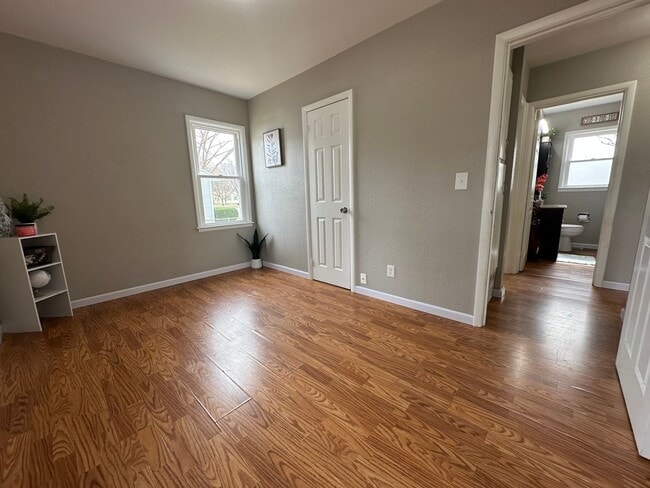 Building Photo - 3 bed, 1 1/2 bath Home for rent in Elk Run Heights