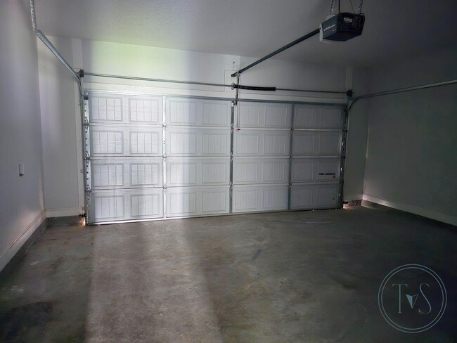 Building Photo - FALL MOVE-IN SPECIAL: $1000 OFF 1st MONTH'S RENT!**