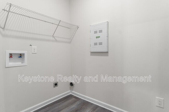 Building Photo - 109-B-109 E Johnson Cir